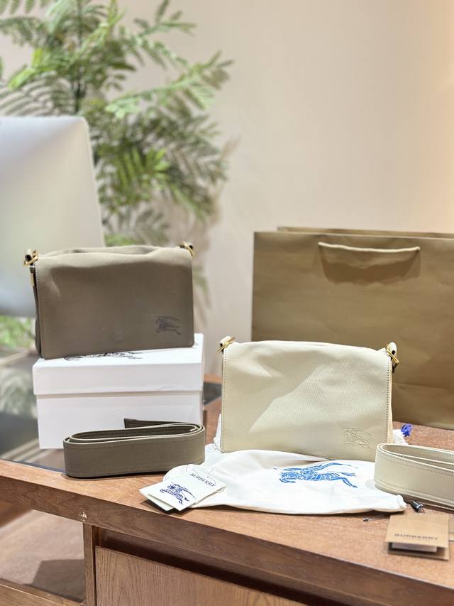 Burberry猎户米 采用经典风衣防渗雨嘎巴甸面料，猎户米色致敬了 Burberry品牌专注户外服饰的悠久传统，从而打造功能性面料实用且时尚的设计理念。