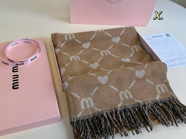 配盒纸袋 Size:190×70 Miumiu缪缪秋冬必备韩系围巾 很柔软保暖的一款围巾 百搭实用也做披肩， 不仅好看又可以保暖～ 随手一搭就很好看