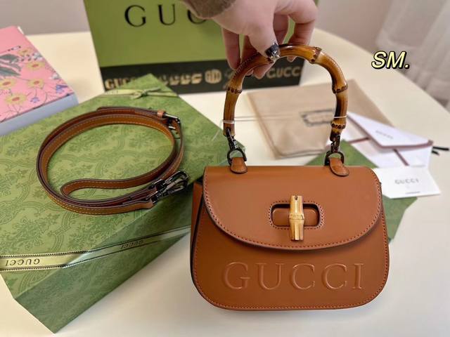 折叠盒 Size:20×14 Gucci 古驰新款竹节手提斜挎包 U型竹节包包手柄、竹节包扣， 整个包型超级圆润小巧， 斜挎休闲，手提优雅～ 复古又可爱，轻便百