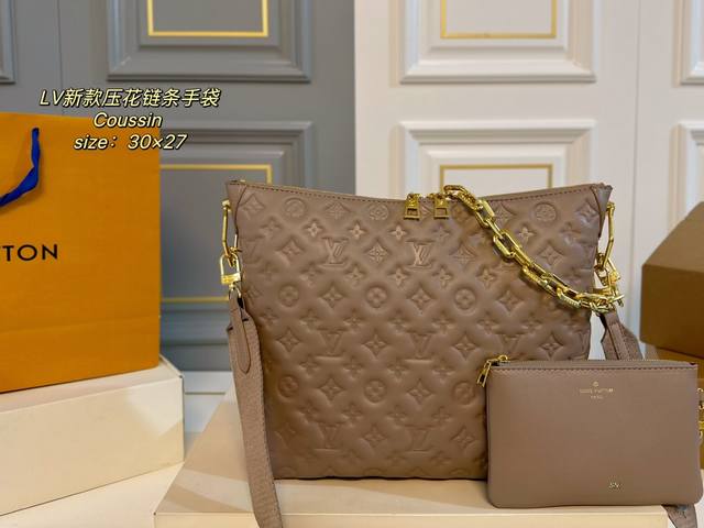 配盒 Size:30×27 Lv路易威登新款coussin Hobo压花链条手袋 11月最新款新鲜出炉~ 经典压花老花设计,辨识度超高 织物宽肩带斜挎 链条肩带 配盒 Size:30×27 Lv路易威登新款coussin Hobo压花链条手袋 11月最新款新鲜出炉~ 经典压花老花设计,辨识度超高 织物宽肩带斜挎 链条肩带