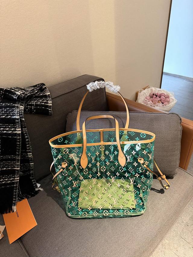 Lv 沙滩果冻包 这是什么神仙包 ？太酷了吧 Monogram印花 搭配大胆的炫彩材质 十分亮眼～特别好看 强推一百遍 一只难求 尺寸32