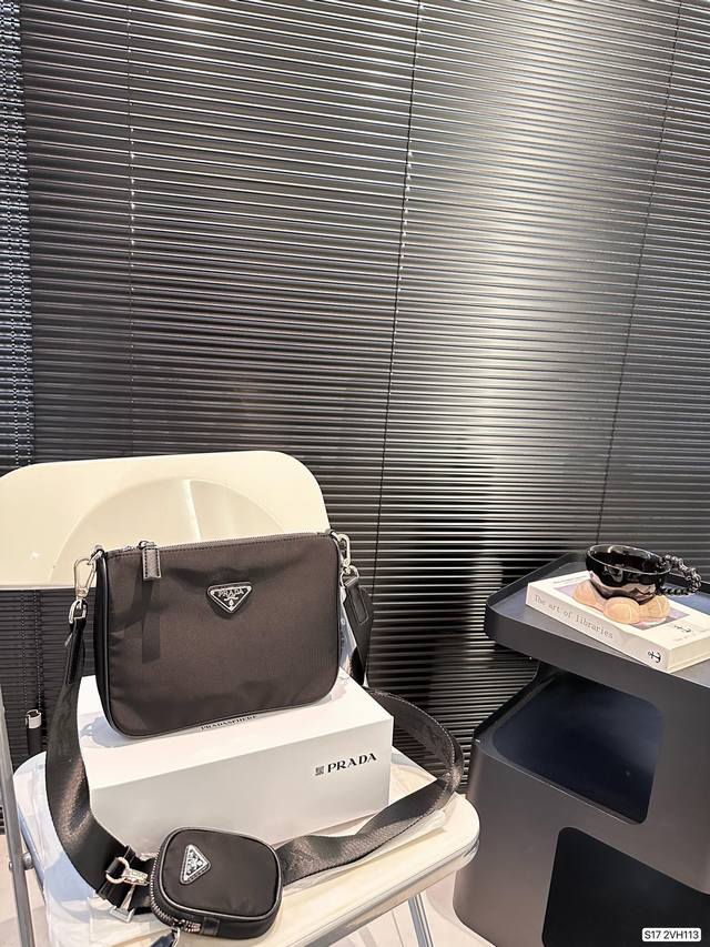 配折叠盒子 普拉达prada 尼龙邮差包 百搭到没朋友 就是酷 时尚感超强 辦识度很高 很能装，上身也帅气 尺寸：24 18 货号2Vh113