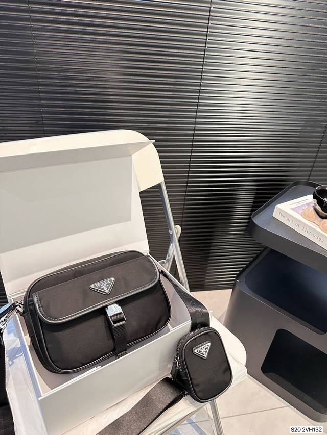 配折叠盒子 普拉达prada 尼龙邮差包 百搭到没朋友 就是酷 时尚感超强 辦识度很高 很能装，上身也帅气 尺寸：23.5 16.5 货号2Vh132