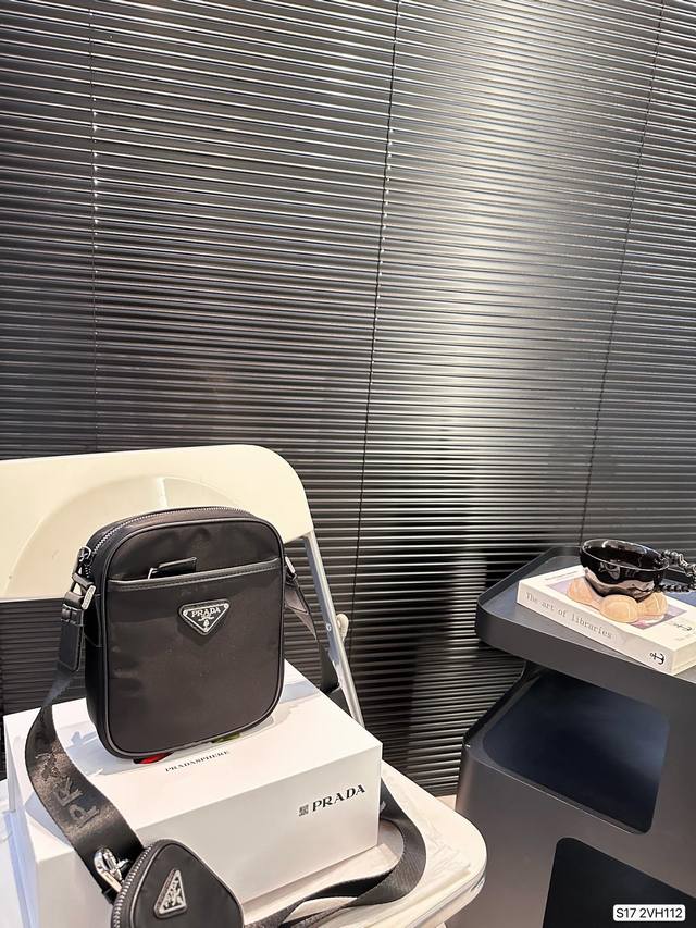 配折叠盒子 普拉达相机包 有一点美式复古感慵懒又随性 夏天随便搭配都很好看！ 尺寸：17 21 货号2Vh112