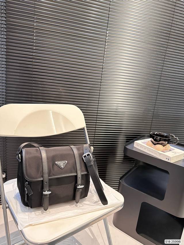 配折叠盒子普拉达邮差 颜值很到位 任何风格都可轻松驾驭 男女皆可 尺寸：27 21 货号25998