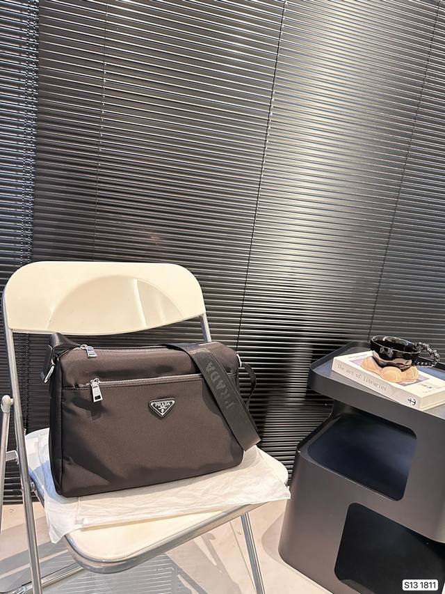 普拉达公文包 颜值很到位 任何风格都可轻松驾驭 男女皆可 尺寸：33 24 货号1811