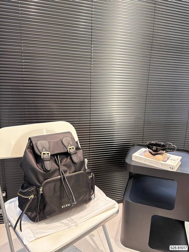 巴宝莉爆款双肩出货 新款 男女背都好看 作为一只合格的双肩包 一定要好看 舒适 耐造 背包比较大 远途旅行带它准没错 也是学生党的最佳选择 超级实用 尺寸：28