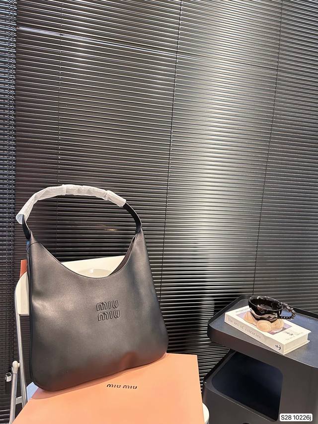 缪缪托特 近期的好物推荐，最近超爱这个包包，托特包真的超能 装，出门拍摄能装好多小东西，随意慵懒的赶脚很戳 我尺寸：42 28 货号10226