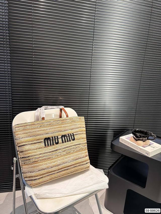 缪缪编织购物袋 Miu Miu拉菲草托特 实物真的不错 自重超清 度假感觉十足 容量超大 尺寸：34 31 货号88626