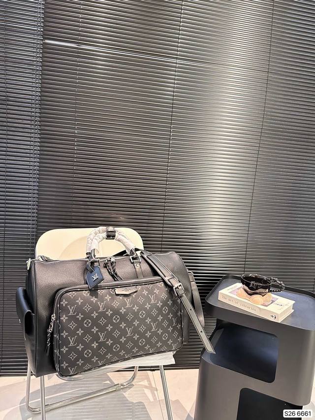 Lv旅行袋一只帅气能装的旅行袋 时尚爆发款火热来袭 包包采用原版皮质 超级厚实 耐磨 容量超大装衣服 鞋子超能装 无论是手提还是斜肩背上 都超好看. 尺寸：50