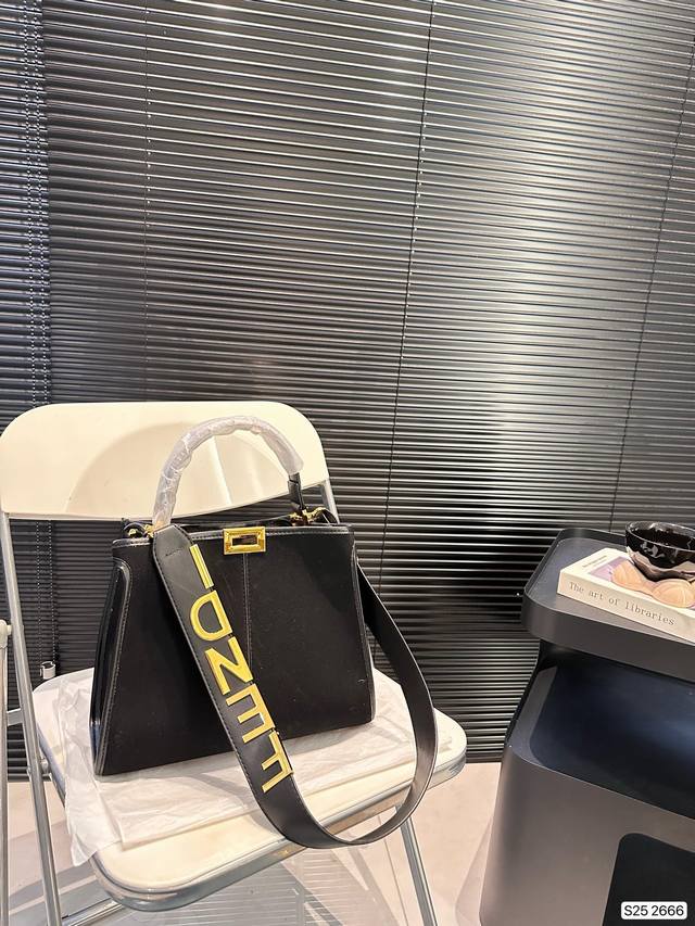 芬迪 Peekaboo小猫包 日常通勤简直绝配 又酷又飒的奢华 可盐可甜 集美们冲它 尺寸：30 23 货号2666