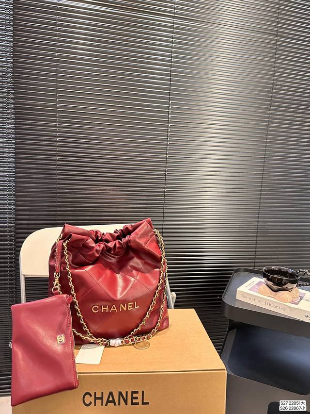 大号 小号 配飞机盒子 香奈儿垃圾袋 众星宠儿chanel 22Bag这颜值太能打了能装又好看，随性软塌塌的质感背起来超有范儿！尺寸：大号34 34 小号30