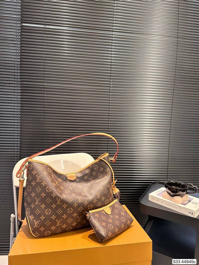 配折叠盒子 Lv托特百搭实用 可甜可盐 又酷又飒。逛街通勤,完全是可以驾驭的吖。 巨大袋身干净的外部线条 尺寸:43 29 货号44945 配折叠盒子 Lv托特百搭实用 可甜可盐 又酷又飒。逛街通勤,完全是可以驾驭的吖。 巨大袋身干净的外部线条 尺寸:43 29 货号44945