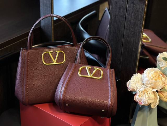 折叠礼盒 华伦天奴valentino女士 Valentino 秀款 Black Tie Valentino Letter Bag 来自valentino 的托特