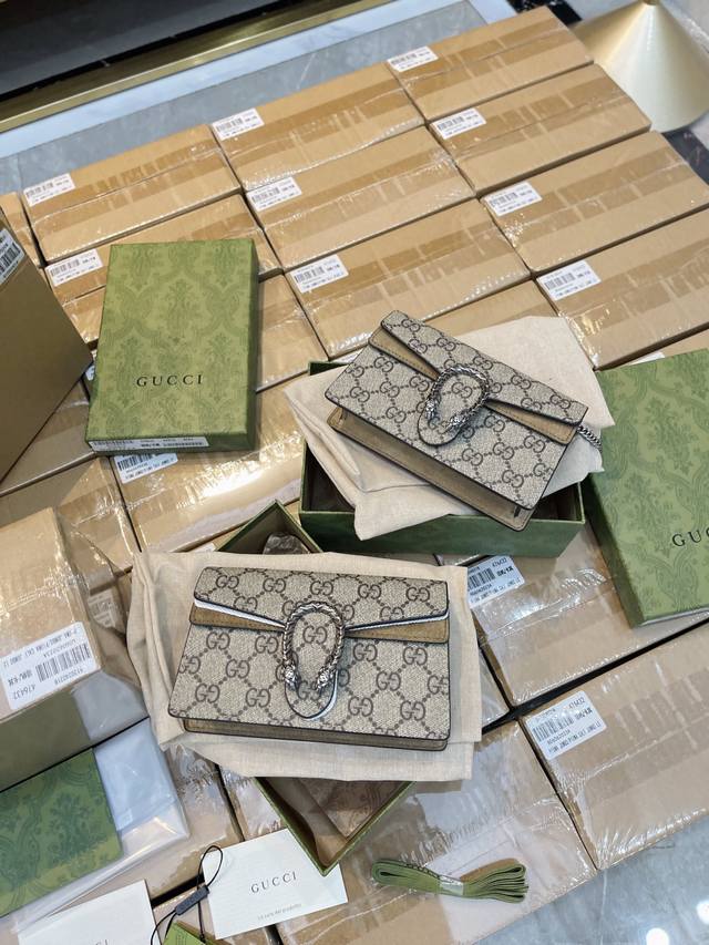 和小作坊的东西这有很大的区别。质感太好了，尤其价格，我都不想拍太多图片，太便宜了[流泪][流泪][流泪]