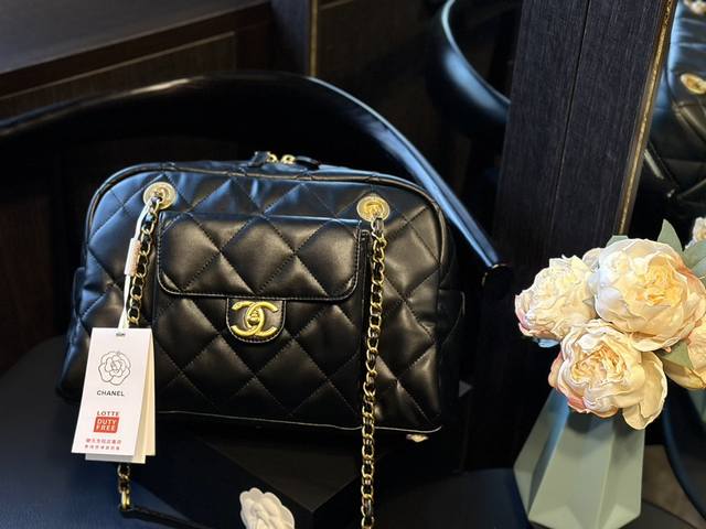 折叠礼盒 Chanel 保龄球包 慵懒随性又好背 上身满满的惊喜 高级慵懒又随性 彻底心动的一只jt！ Size：33 22Cm