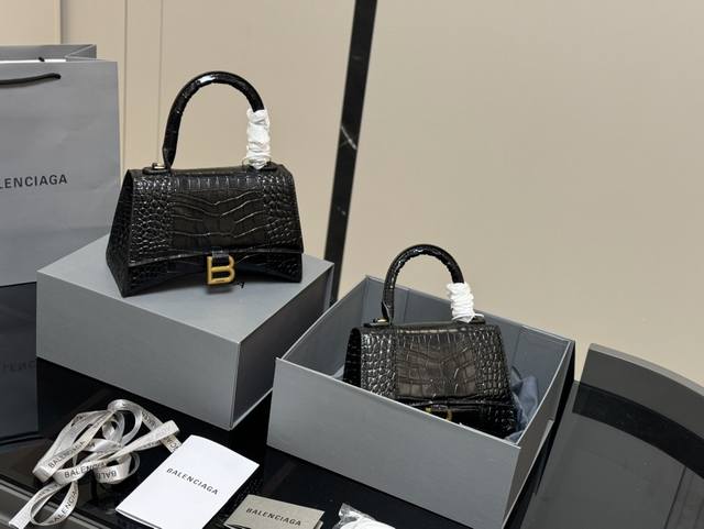 配折叠盒加飞机盒 巴黎世家沙漏包升级版 头层牛皮！ 真的超养眼！ Hourglass 牛皮沙漏包 尺寸: 23.15Cm 19.13Cm