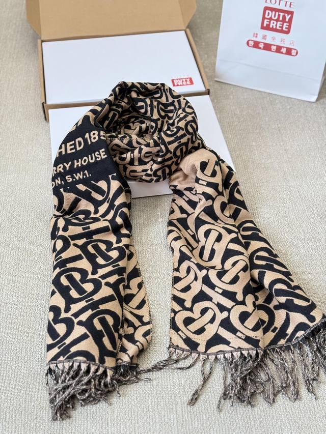 配盒 羊毛围巾 Size:70*180Cm Burberry 新款提花围巾 羊毛手感超级厚实柔软舒服 自带高级气场, 稳稳的“高段位” 乐天包装 配盒 羊毛围巾 Size:70*180Cm Burberry 新款提花围巾 羊毛手感超级厚实柔软舒服 自带高级气场, 稳稳的“高段位” 乐天包装