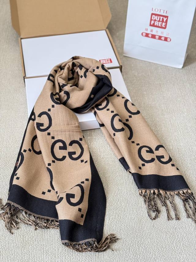 配盒 羊毛围巾 Size：70*180Cm Gucci 新款提花围巾 羊毛手感超级厚实柔软舒服 自带高级气场， 稳稳的“高段位” 乐天包装