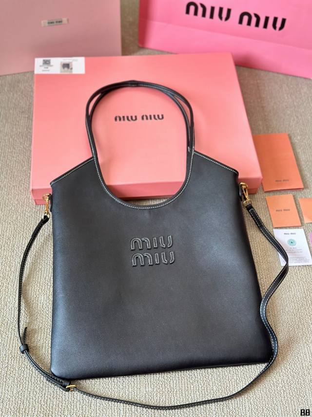 牛皮版本 Size：35*32Cm Miumiu新款托特tote 今年的风刮的太猛了 老多爆款了！ 这款的版型也太好看了吧~