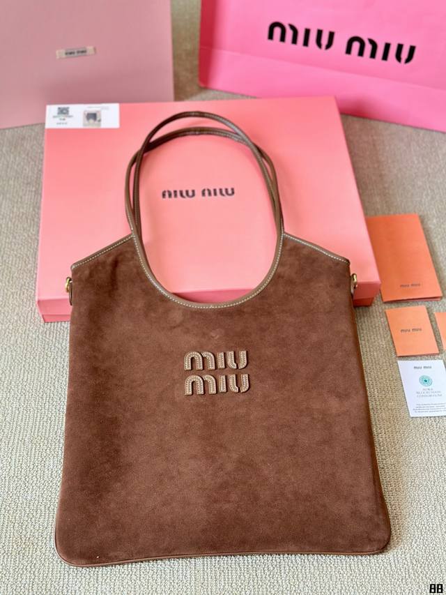 磨砂皮 Size：35*32Cm Miumiu新款托特tote 今年的风刮的太猛了 老多爆款了！ 这款的版型也太好看了吧~
