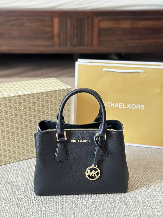 Michael Kors Emilia Mk的emilia 系列 皮带设计作为点缀将硬挺与柔美结合 彰显了女性刚柔并济之美 三分层的设计非常实用 很能装而且便于 Michael Kors Emilia Mk的emilia 系列 皮带设计作为点缀将硬挺与柔美结合 彰显了女性刚柔并济之美 三分层的设计非常实用 很能装而且便于