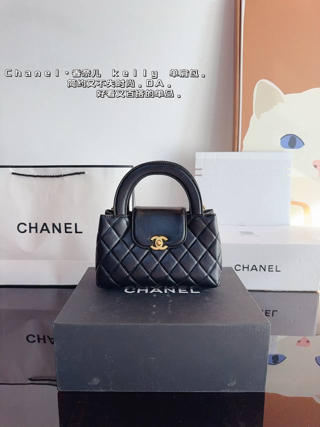 配礼盒. Chanel 香奈儿 Kelly凯莉小废包 超火爆时尚单做工精细 进口五金 让你无论是夏天还是冬天都能背上它出门 是不是性价比超级高 随便凹造型都是美 配礼盒. Chanel 香奈儿 Kelly凯莉小废包 超火爆时尚单做工精细 进口五金 让你无论是夏天还是冬天都能背上它出门 是不是性价比超级高 随便凹造型都是美