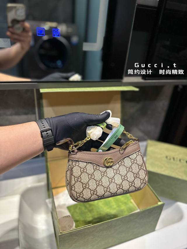 礼盒包装 酷奇gucci 腋下包. 越用越好看 可复古可洋气 又是另 种风格 实用又不会很夸张 属于我们搭配里面最喜欢的单品元素! 尺寸:19*3*10Cm 礼盒包装 酷奇gucci 腋下包. 越用越好看 可复古可洋气 又是另 种风格 实用又不会很夸张 属于我们搭配里面最喜欢的单品元素! 尺寸:19*3*10Cm