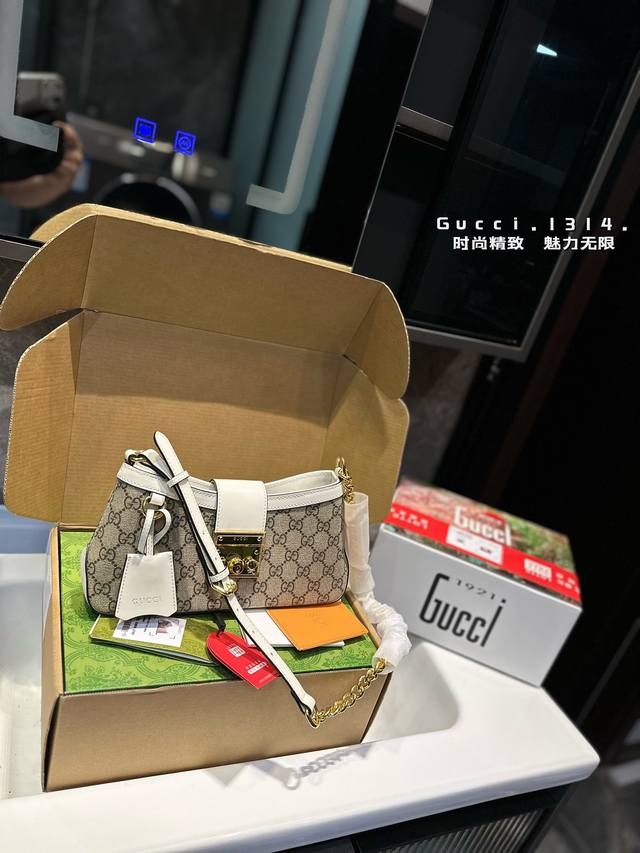 礼盒包装 Padlock系列小号肩背包g家这款小号肩背包以品牌手工行李箱工作室起源为灵 感来源，采用黑色和乌木色gg Supreme帆布打造，亮眼呈现挂锁式锁扣