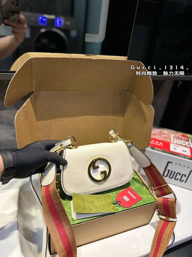 礼盒包装 Gucci Blondiei 最值得入手的包包 致敬典藏标识彰显摩登态度 ＋经典老花高贵又耐看，乌木色接棕色将气质感拉满~ 中问的金标互扣式双g精致醒
