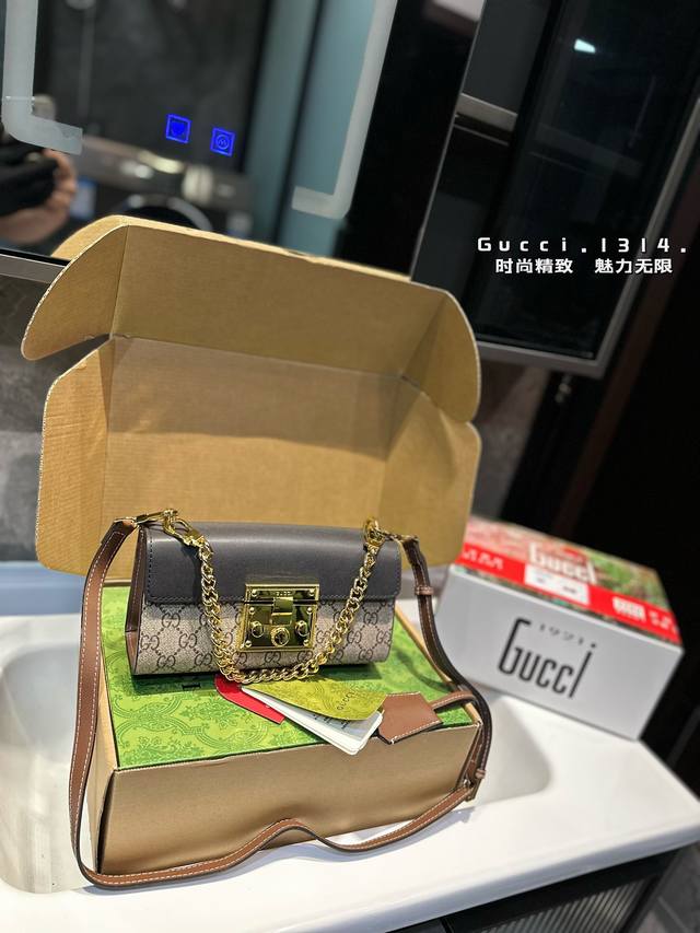 礼盒包装 Gucci月光宝盒黑色翻盖和经典老花复古又耐看 相比老款的双链条任意换款式 最后我选了今年新padlock新款单链条更轻便，另外还有搭配一条长肩带，可