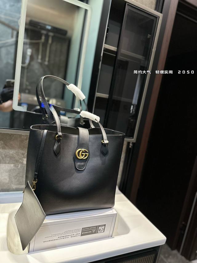 酷奇 Gucci 托特包 随性中不失优雅 飒飒的感觉超实用 当之无愧的百搭之王 搭配任何风格完全没问题尺寸35.32