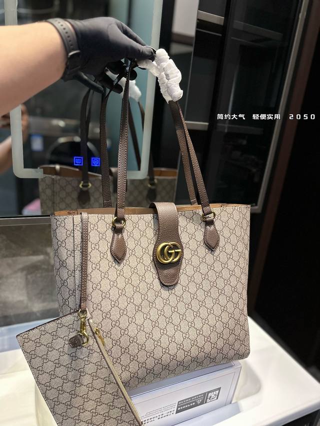 酷奇 Gucci 托特包 随性中不失优雅 飒飒的感觉超实用 当之无愧的百搭之王 搭配任何风格完全没问题尺寸35.32