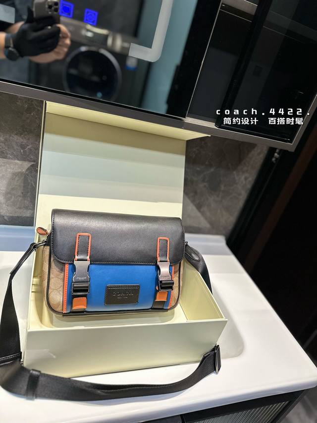 礼盒包装 男士邮差包 Coach酷帅邻家风走起~ 男包应该如何选择时尚界男包内卷舌 不如配上一些明亮的颜色打造酷帅邻家风~ Coach蔻驰的track系列一直都
