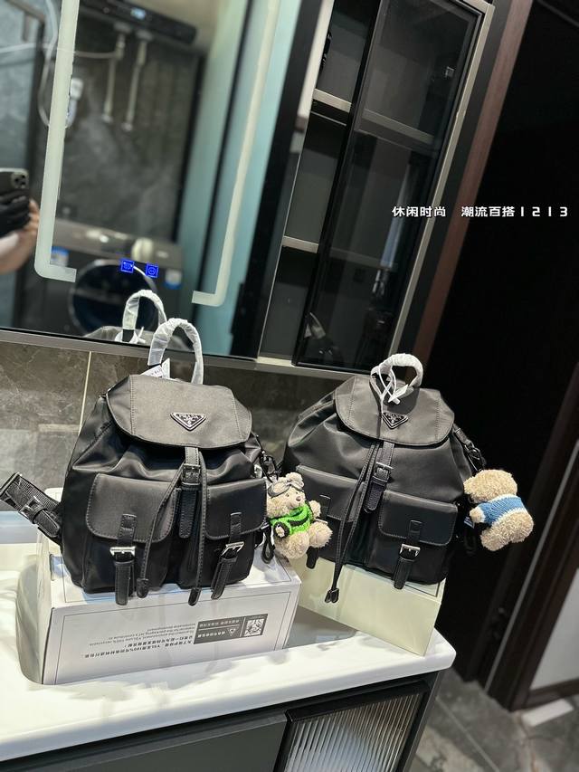 普拉达双肩包普拉达prada 双肩包造型 超实用抽口设计 超可爱 进口降落伞面料男女通吃 尺寸：大号30 31 小号23 27