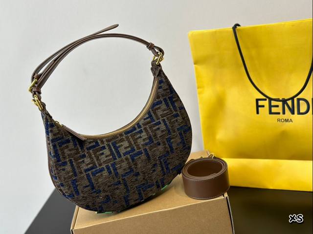 折叠盒 Fendi 春夏 Fendigraphy半月 包j Fendi 春夏季全新fendigraphy手袋的来 咯圖期待已久~秀上就相中了这款回回画 猛的一看