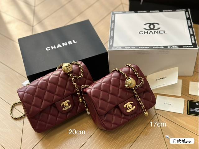 全套包装 做到全球断货就是它，Chanel金球方胖子没错了，又是香奈儿因为太火爆，都卖光光了小巧的包型和可爱的小金球哪个女孩不爱呢 经典的黑金色搭配柔软的小羊皮