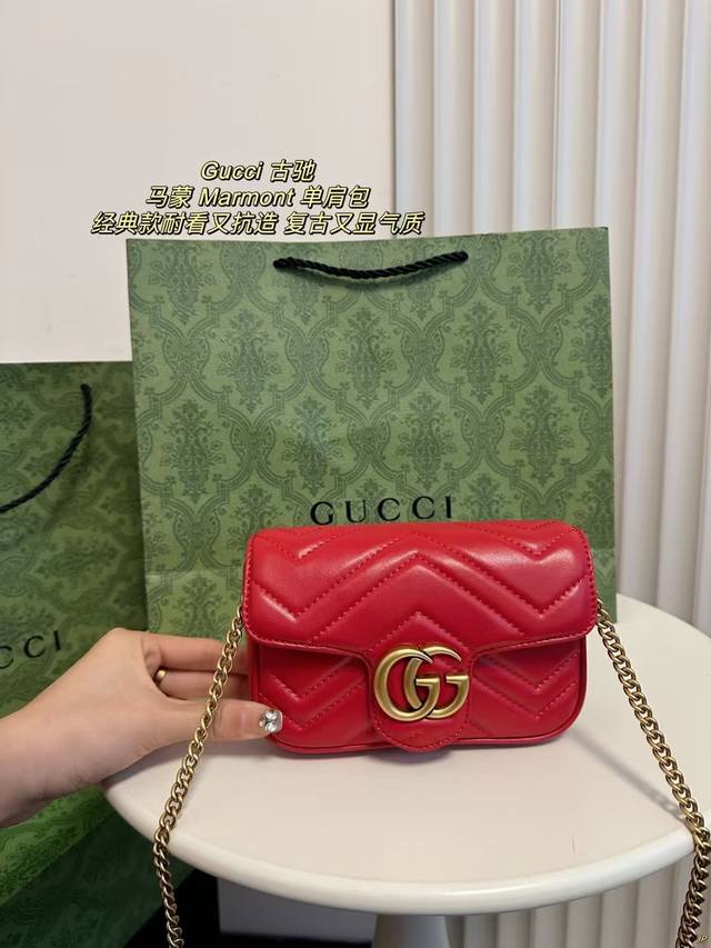 配盒 Gucci 古驰 马蒙 Marmont迷你 单肩包 双g Logo做旧牛皮革单肩包斜挎包,Gg Marmont作为古驰的门面担当,经典程度不亚于酒神包,皮 配盒 Gucci 古驰 马蒙 Marmont迷你 单肩包 双g Logo做旧牛皮革单肩包斜挎包,Gg Marmont作为古驰的门面担当,经典程度不亚于酒神包,皮