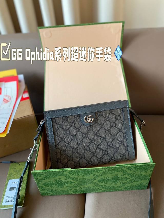 古驰男女两色可选斜挎包高颜值 古驰#男女同款 [新 品] Ophidia 系列超迷你手袋。迷你斜挎包、公文包和托特包等甄选手袋以实用细节诠释焕新风尚。这款 Op