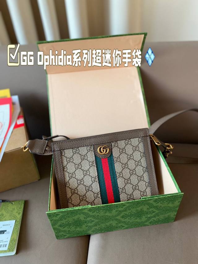 古驰男女两色可选斜挎包高颜值 古驰#男女同款 [新 品] Ophidia 系列超迷你手袋。迷你斜挎包、公文包和托特包等甄选手袋以实用细节诠释焕新风尚。这款 Op