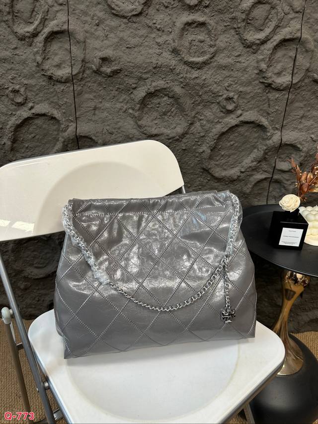 托里伯奇tb 菱格链条托特包 新款垃圾袋质感很高级 容量超级大也很耐用 日常出街背它回头率百分百 就是这种随性慵懒感！尺寸36.28