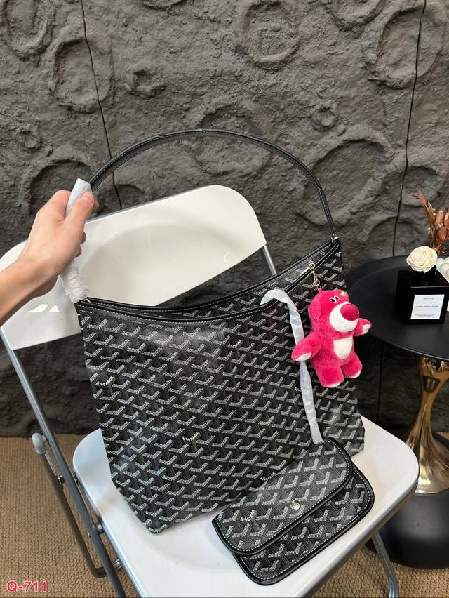 Goyard 戈雅狗牙购物袋 大幂幂同款 简单好搭 时髦精在线太可爱咯 尺寸32.25Cm Goyard 戈雅狗牙购物袋 大幂幂同款 简单好搭 时髦精在线太可爱咯 尺寸32.25Cm