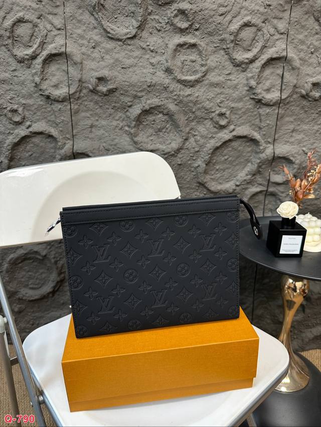 配折叠盒 Lv 洗漱包 日常出门旅行必备 容量很可 颜值在线 尺寸：26.20Cm