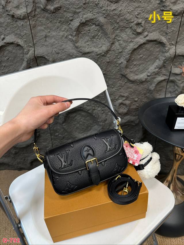 配折叠盒 Lv Diane法棍包 小号 法棍包是真好看 又好背！ 皮质和颜色都不错， 配置两条肩带 又甜又咸！ 尺寸19.12Cm