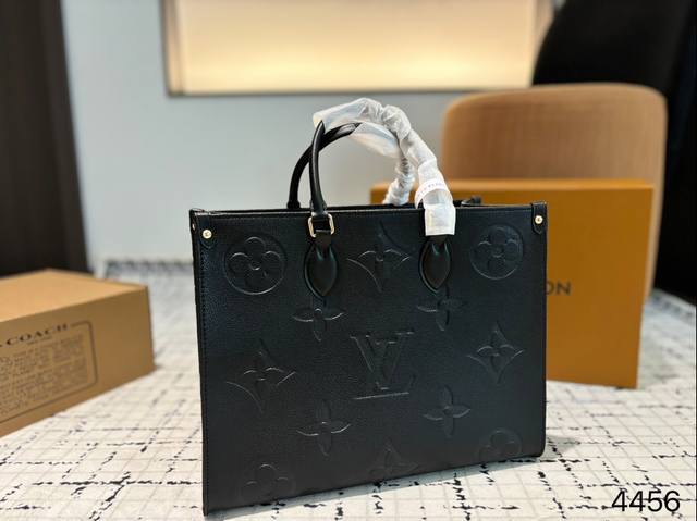 Lv Onthego 42 35Cm 压字 丛林包 时尚托特包 大象灰 折叠礼盒 原单品质 Lv A B面喷绘 Onthego妈咪袋 性价比之王这是一款超赞的包 Lv Onthego 42 35Cm 压字 丛林包 时尚托特包 大象灰 折叠礼盒 原单品质 Lv A B面喷绘 Onthego妈咪袋 性价比之王这是一款超赞的包