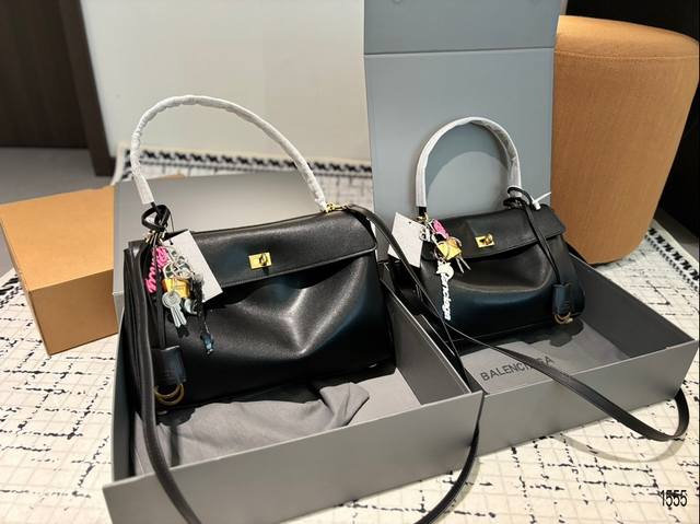 Size:29-22 35-25 巴黎世家新款rodeo大廓形包包 柔软的大廓形包包 上身慵懒感立刻get、 真的很喜欢又方便又酷的超实用大包 牛皮品质 Size:29-22 35-25 巴黎世家新款rodeo大廓形包包 柔软的大廓形包包 上身慵懒感立刻get、 真的很喜欢又方便又酷的超实用大包 牛皮品质