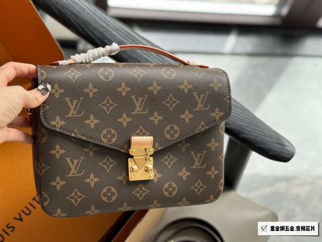 配盒 Size：25Cm L家 顶级品质邮差包 老花邮差 每一年这个季节都要推一下！ 因为它太经典！太好看！