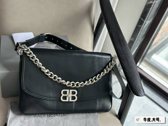 配盒 Size：36.5*24Cm 大 巴黎世家 Bbsoft 又是一款梦中情包 超柔软的小牛皮 手感极好 肩带和链条都可以拆卸 可斜挎可腋下！ 真是让人大开眼