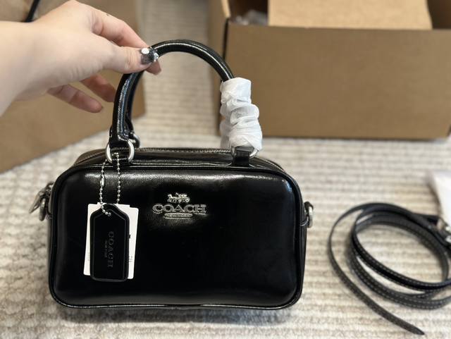 配盒 Size：11*20Cm 蔻驰coach新款satchel来喽~ 小小超级超级爱！！ 一眼就爱上的小方包 容量真的不只是装可爱， 还可以装下耳机，粉饼，口