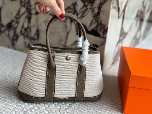 配盒 Size:25*15Cm 爱马仕 Garden 花园包! 非常度假,非常实用,挺运动休闲的哦! 实物又轻容量又大 灰常低调又洋气! 配盒 Size:25*15Cm 爱马仕 Garden 花园包! 非常度假,非常实用,挺运动休闲的哦! 实物又轻容量又大 灰常低调又洋气!